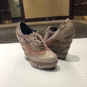 NEGOTIABLE Poetic License Pink Oxford Wedges(Sz 8)